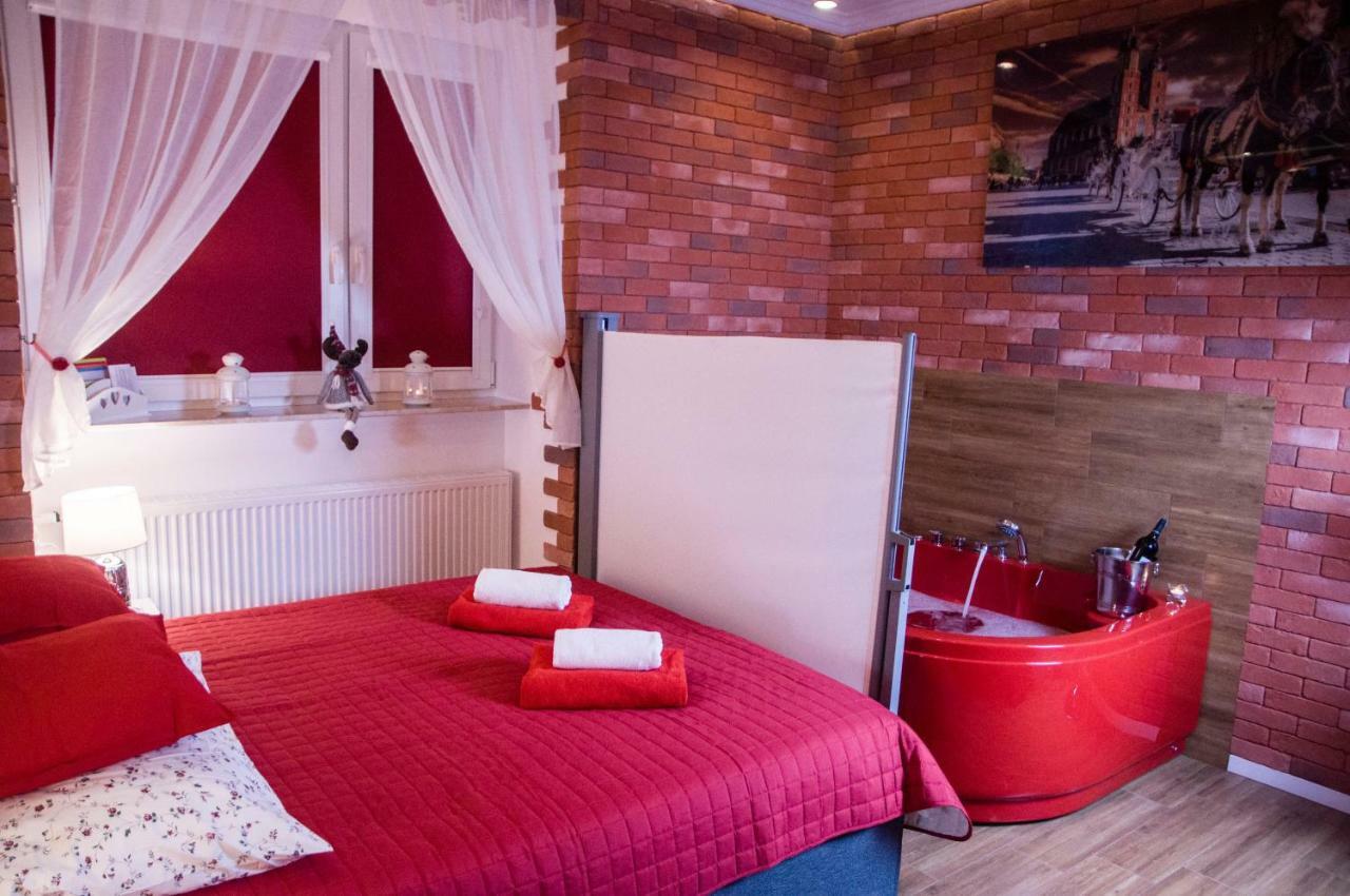 Jacuzzi Apartment Red Cracovia Esterno foto
