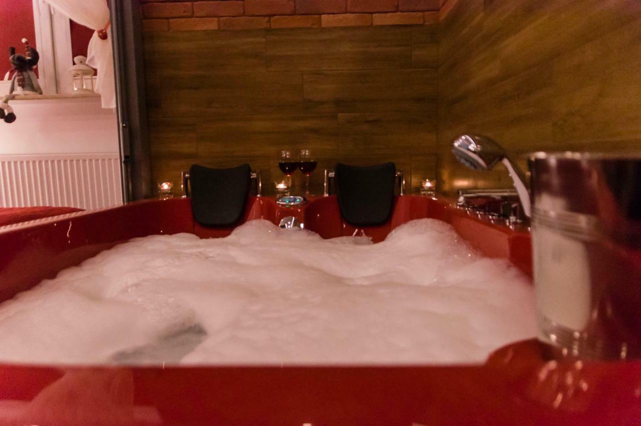 Jacuzzi Apartment Red Cracovia Esterno foto
