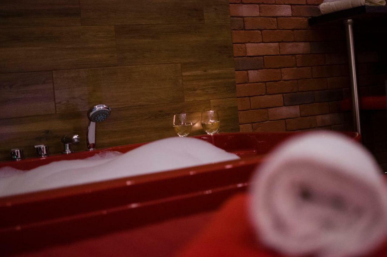 Jacuzzi Apartment Red Cracovia Esterno foto