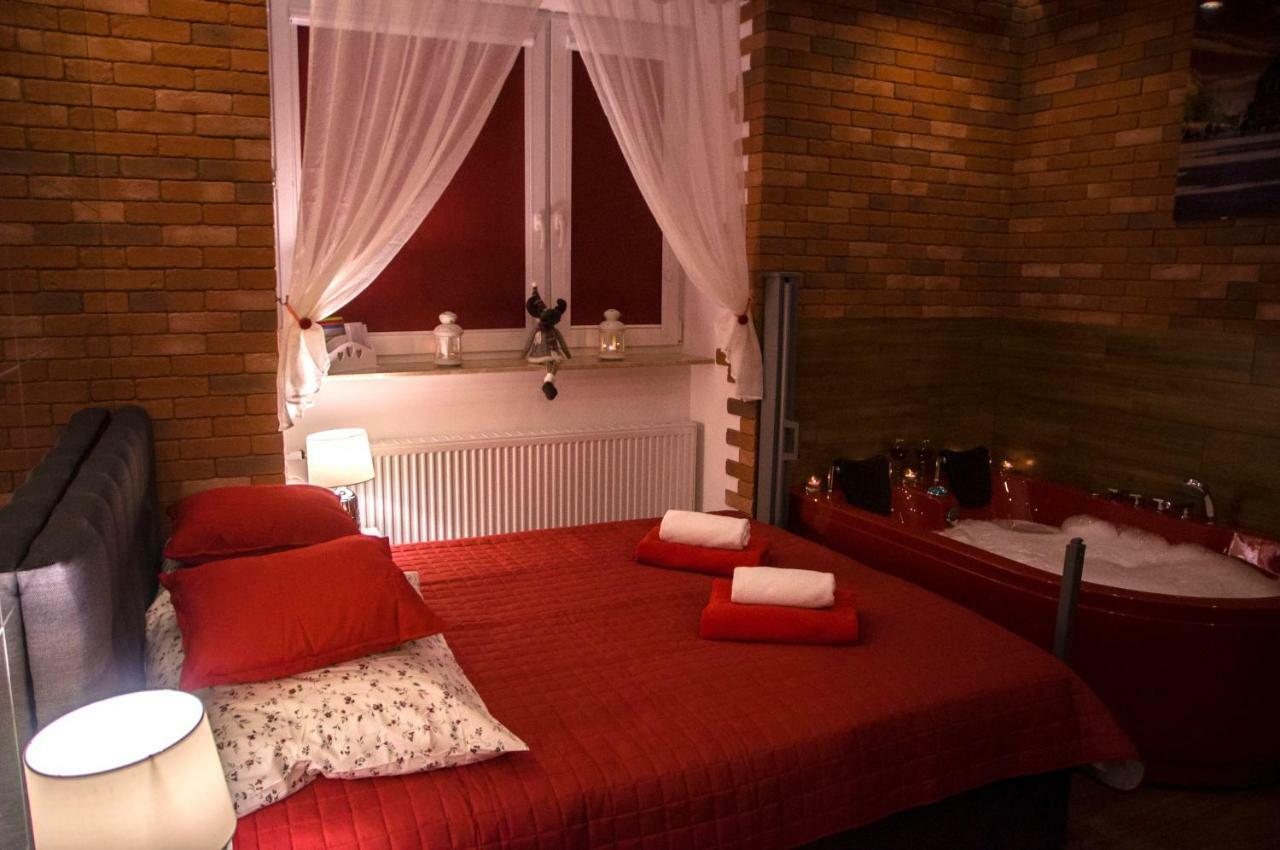 Jacuzzi Apartment Red Cracovia Esterno foto