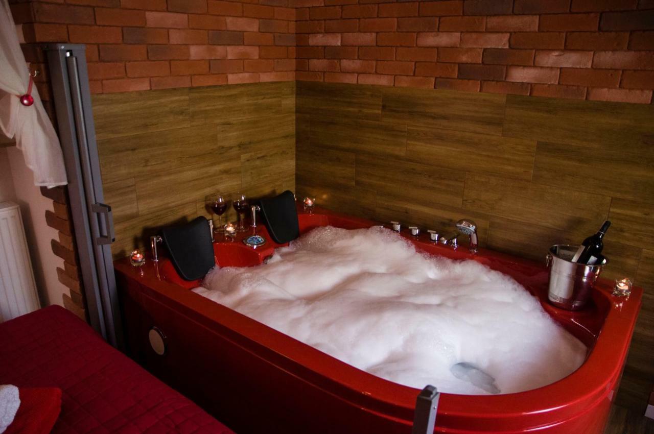 Jacuzzi Apartment Red Cracovia Esterno foto