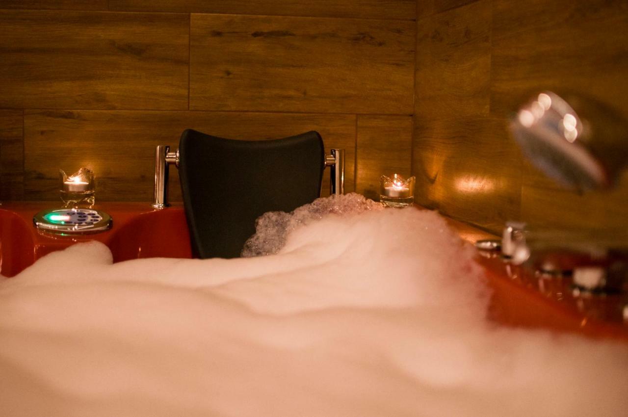 Jacuzzi Apartment Red Cracovia Esterno foto