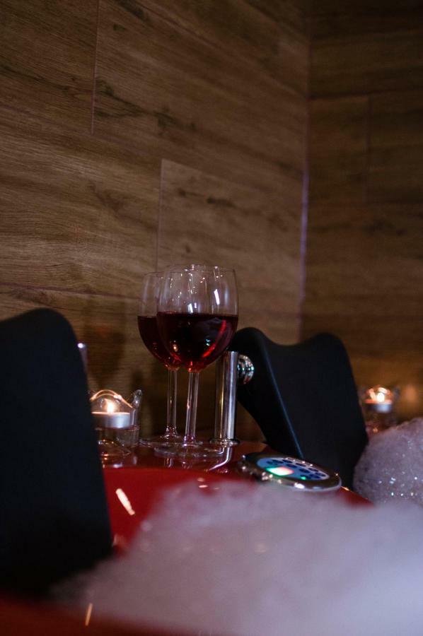 Jacuzzi Apartment Red Cracovia Esterno foto