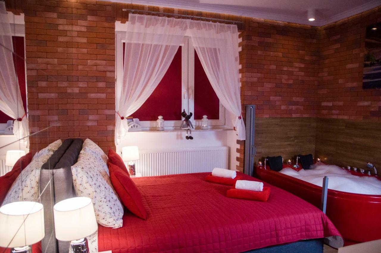 Jacuzzi Apartment Red Cracovia Esterno foto